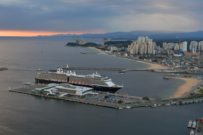 웨스테르담호 입항 전경. 속초시 제공
