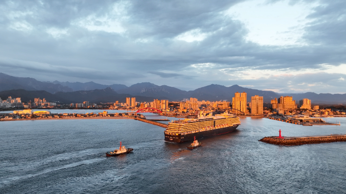 웨스테르담호 입항 전경. 속초시 제공