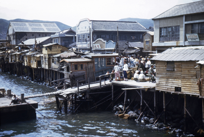 1950년대 초 자갈치 연안여객터미널 주변 수상가옥들.  부산시설공단 제공