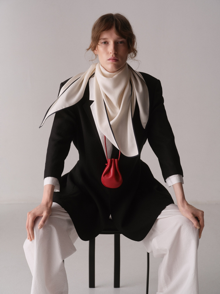 구호(KUHO)가 2026년 봄·여름 시즌 컬렉션의 새 캠페인을 공개했다. 삼성물산 제공