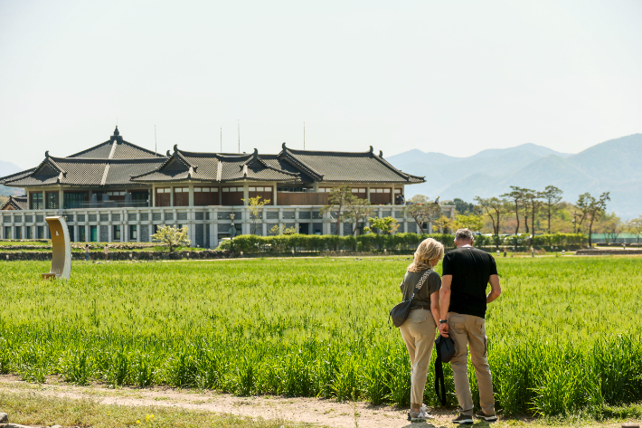 경주 황룡사지 일대에서 외국인 관광객이 유적지를 둘러보고 있다. 경주시 제공