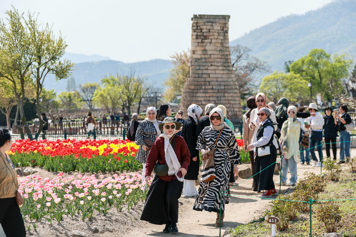 경주 동부사적지에서 외국인 관광객들이 첨성대를 배경으로 산책을 즐기고 있다. 경주시 제공