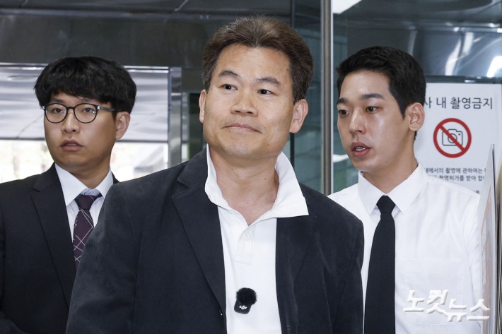 이재명 대통령과 개혁신당 이준석 대표의 명예를 훼손한 혐의를 받는 한국사 강사 출신 유튜버 유튜버 전한길(본명 전유관)씨가 16일 오전 서울 서초구 서울중앙지방법원에서 열린 영장실질심사(구속 전 피의자 심문)에 출석하고 있다.