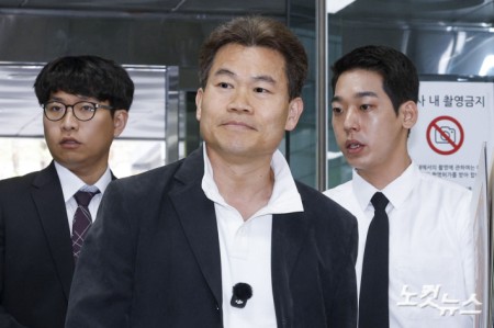 이재명 대통령과 개혁신당 이준석 대표의 명예를 훼손한 혐의를 받는 한국사 강사 출신 유튜버 유튜버 전한길(본명 전유관)씨가 16일 오전 서울 서초구 서울중앙지방법원에서 열린 영장실질심사(구속 전 피의자 심문)에 출석하고 있다.