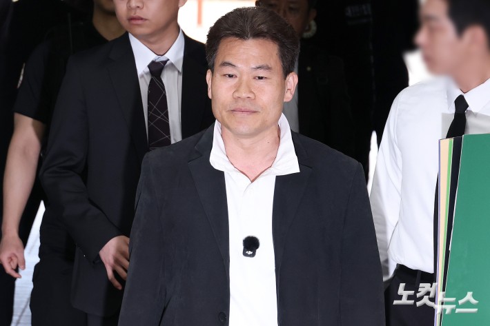 이재명 대통령과 개혁신당 이준석 대표의 명예를 훼손한 혐의를 받는 한국사 강사 출신 유튜버 유튜버 전한길(본명 전유관)씨가 16일 오전 서울 서초구 서울중앙지방법원에서 열린 영장실질심사(구속 전 피의자 심문)에 출석하고 있다.