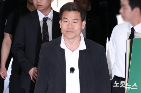 이재명 대통령과 개혁신당 이준석 대표의 명예를 훼손한 혐의를 받는 한국사 강사 출신 유튜버 유튜버 전한길(본명 전유관)씨가 16일 오전 서울 서초구 서울중앙지방법원에서 열린 영장실질심사(구속 전 피의자 심문)에 출석하고 있다.