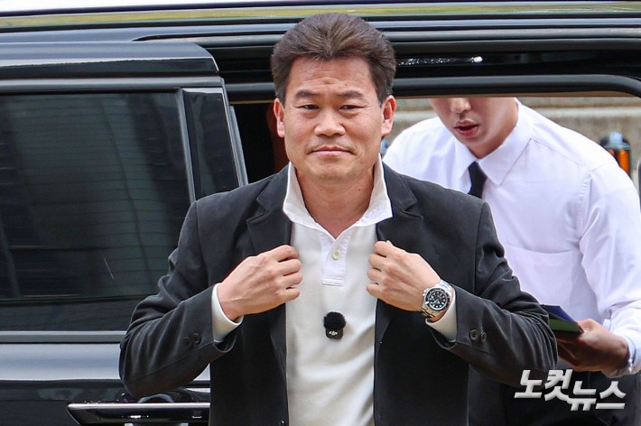 이재명 대통령과 개혁신당 이준석 대표의 명예를 훼손한 혐의를 받는 한국사 강사 출신 유튜버 유튜버 전한길(본명 전유관)씨가 16일 오전 서울 서초구 서울중앙지방법원에서 열린 영장실질심사(구속 전 피의자 심문)에 출석하고 있다.