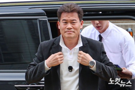 이재명 대통령과 개혁신당 이준석 대표의 명예를 훼손한 혐의를 받는 한국사 강사 출신 유튜버 유튜버 전한길(본명 전유관)씨가 16일 오전 서울 서초구 서울중앙지방법원에서 열린 영장실질심사(구속 전 피의자 심문)에 출석하고 있다.