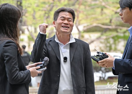 이재명 대통령과 개혁신당 이준석 대표의 명예를 훼손한 혐의를 받는 한국사 강사 출신 유튜버 유튜버 전한길(본명 전유관)씨가 16일 오전 서울 서초구 서울중앙지방법원에서 열린 영장실질심사(구속 전 피의자 심문)에 출석하고 있다.