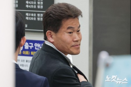 이재명 대통령과 개혁신당 이준석 대표의 명예를 훼손한 혐의를 받는 한국사 강사 출신 유튜버 유튜버 전한길(본명 전유관)씨가 16일 오전 서울 서초구 서울중앙지방법원에서 열린 영장실질심사(구속 전 피의자 심문)에 출석하고 있다.