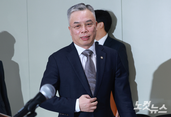 쌍방울그룹 대북송금 수사 과정을 들여다보고 있는 권창영 특별검사. 류영주 기자