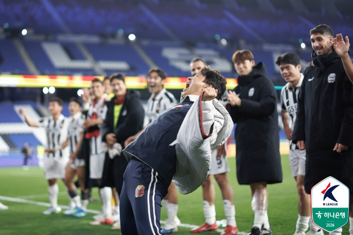 FC서울 김기동 감독과 선수들. 한국프로축구연맹 제공