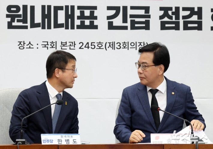 나란히 앉은 한병도-송언석