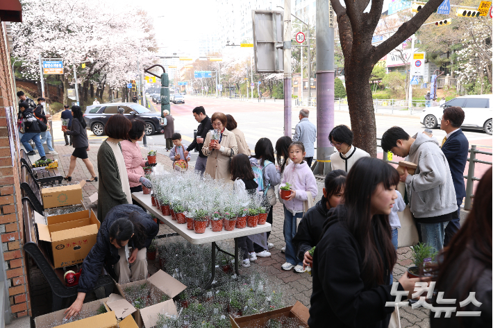 지역주민들이 행사에 참여하고 있는 모습. 더램프 제공