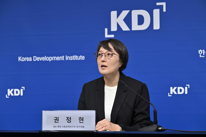 한국개발연구원(KDI) 권정현 재정·사회정책연구부 연구위원은 16일 정부세종청사에서 '노인돌봄서비스 인력의 전망과 정책 방향' 보고서를 발표했다. KDI 제공 