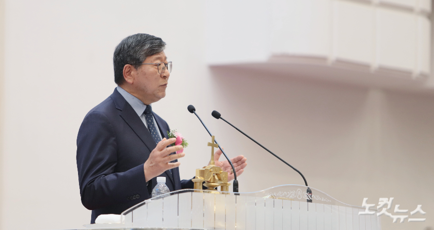 광교협 직전회장 이종석 목사(새로운교회)가 '실천적 무신론의 벽을 깨라'란 제목으로 설교를 하고 있다. 한세민 기자
