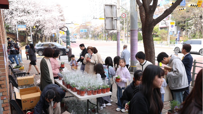 지역주민들이 행사에 참여하고 있는 모습. 더램프 제공