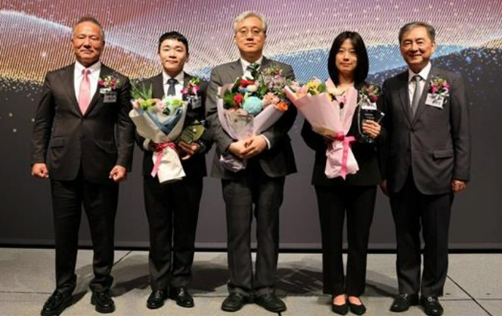 왼쪽부터 서울시의사회 황규석 회장, 연세의대 유승찬 부교수, 서울의대 김원 교수, 울산의대 안유라 조교수, 유한양행 김열홍 사장. 유한양행 제공