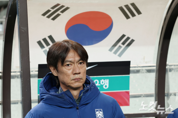 홍명보 대한민국 축구대표팀 감독이 18일 서울 상암동 서울월드컵경기장에서 열린 축구 국가대표팀 친선경기 대한민국과 가나의 경기에서 그라운드를 바라보고 있다. 류영주 기자