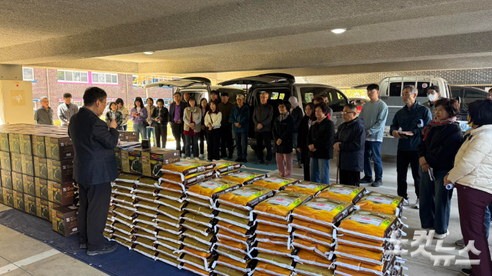 속초 행복나눔 봉사단이 속초중앙교회(강석훈 담임목사)와 16일 교회 주차장에서 '2026 상반기 사랑의 쌀 나눔 행사'를 열고, 지역 내 어려운 이웃들을 위한 물품 전달식을 가졌다. 최진성 아나운서