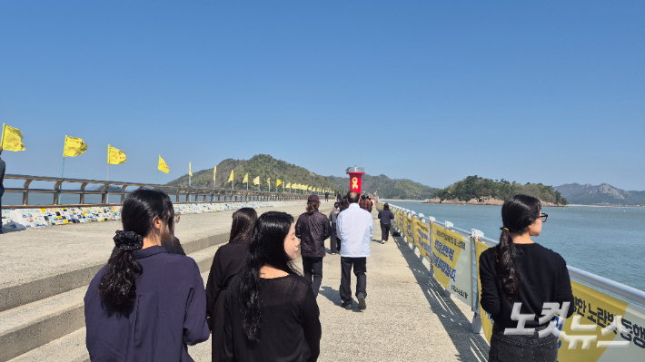 16일 오전 전남 진도군 진도항에 시민들이 찾아와 세월호 참사 12주기를 기렸다. 한아름 기자