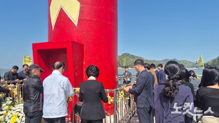 다시 진도항 메운 노란 물결…"12년 전 약속, 잊지 않았습니다"
