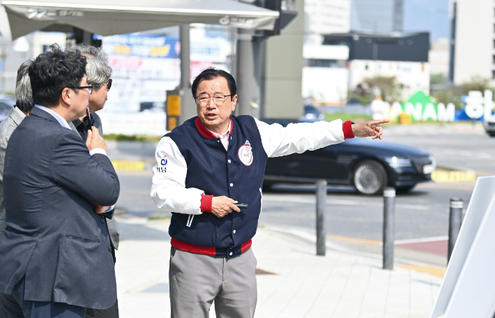 이현재 하남시장이 교통 전문가와 함께 9호선, 위례신사선, GTX-D 등 광역교통 현장 점검을 하고 있다. 하남시 제공