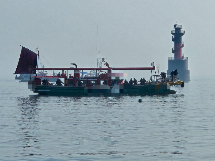 항로대 내측에서 조업 중인 선박 모습. 군산해경 제공