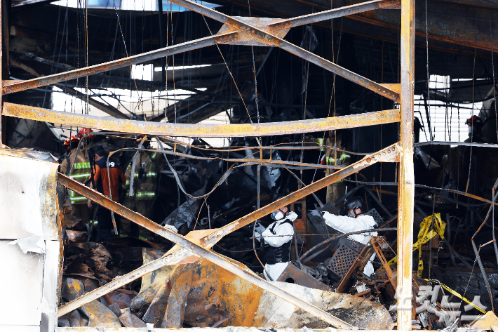 경기 화성 일차전지 업체 아리셀 공장 화재 사고 현장에서 합동감식이 진행되고 있다. 화성=박종민 기자