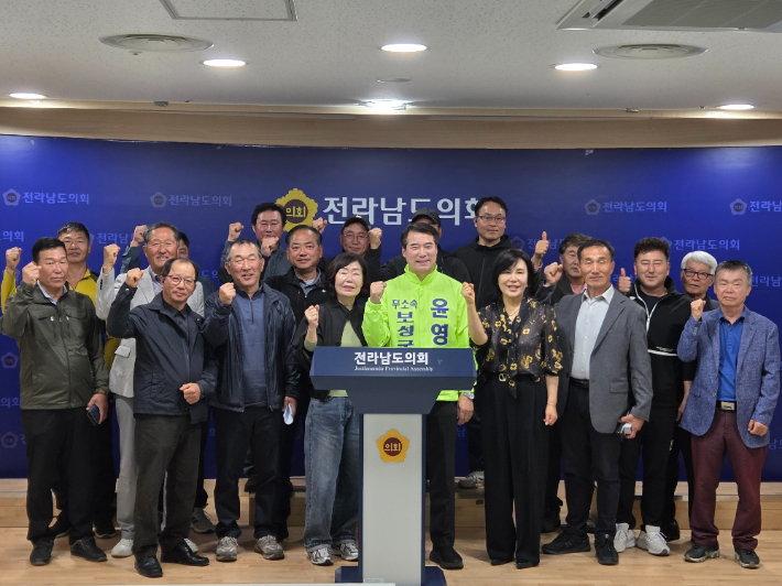 윤영주 전남 보성군수 예비후보가 16일 전남도의회 브리핑실서 지지자들과 함께 무소속 출마를 공식 선언했다. 윤 후보 측 제공  