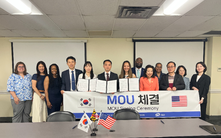 이종택 천안시 전략산업국장(왼쪽에서 네번째)과 관련자들이 미국 프린스조지스 카운티에서 현지 바이어와 협약을 체결한 뒤 기념촬영을 하고 있다. 천안시 제공