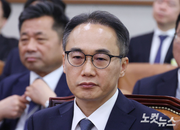 이원석 전 검찰총장이 16일 국회에서 열린 '윤석열 정권 정치검찰 조작기소 의혹 사건 진상규명 국정조사특별위원회' 전체회의에 출석해 의원들의 질의를 듣고 있다. 황진환 기자