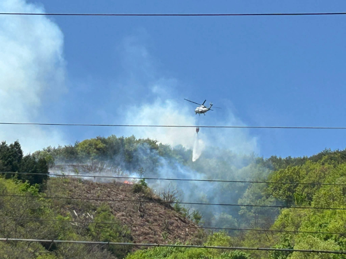 광양시 진상면 야산에서 불이 나 헬기가 진화 작업을 벌이고 있다. 광양시 제공 