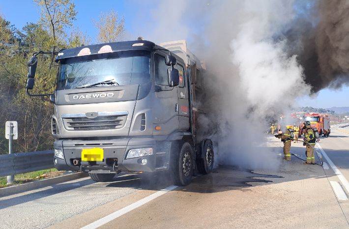 트럭에 붙은 불을 소방이 진화 중이다. 전북소방본부 제공