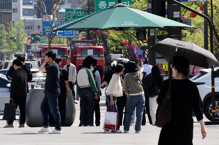 계절은 봄, 날씨는 여름[노컷네컷]