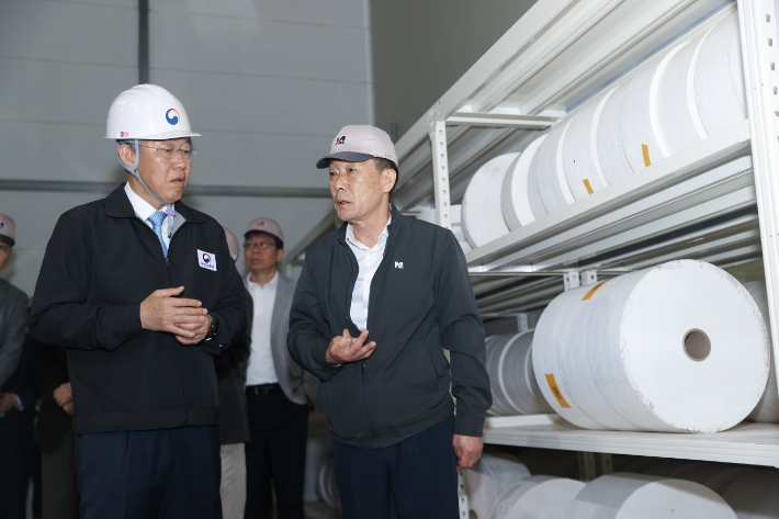 국토교통부 김이탁 제1차관이 15일 건설자재 수급현황을 점검하고 있다. 국토부 제공