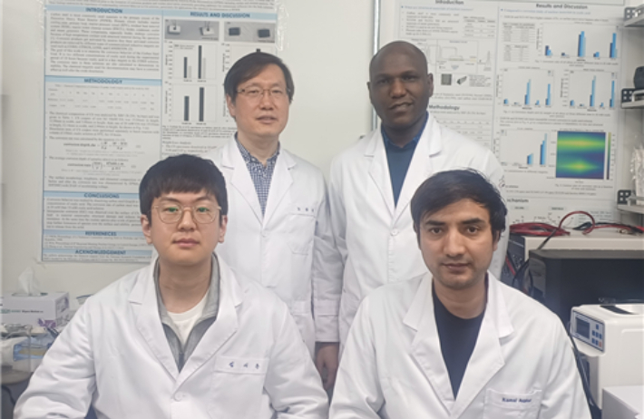 노창현 UST 교수와 미구타 파우스틴 응굴리미 UST 박사과정생, 카말 아스가르 UST 박사과정생, 김시온 UST 통합과정생(왼쪽 위에서부터 시계방향). UST 제공
