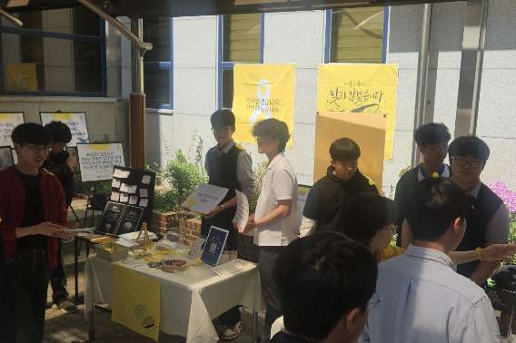 세월호 12주기 추념 행사를 가진 원주고 학생자치회 학생들. 원주고 제공