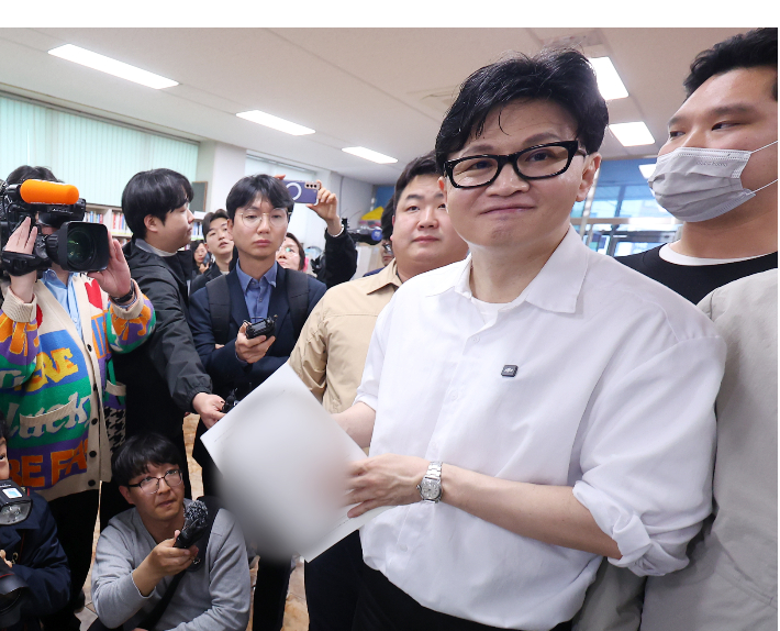 한동훈 전 국민의힘 대표가 14일 오후 부산 북구 만덕2동 행정복지센터를 찾아 전입신고를 하고 있다. 연합뉴스