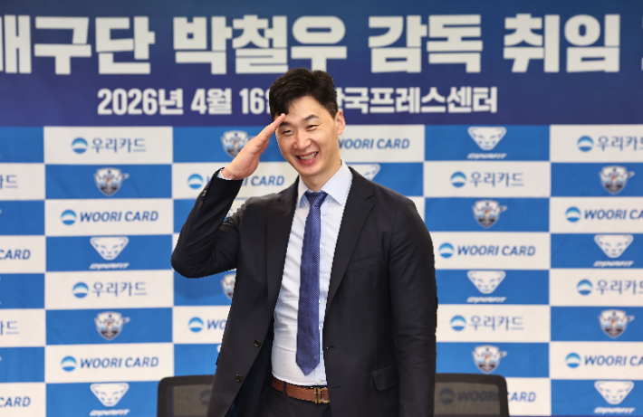 포즈 취하는 박철우 우리카드 신임 감독. 연합뉴스