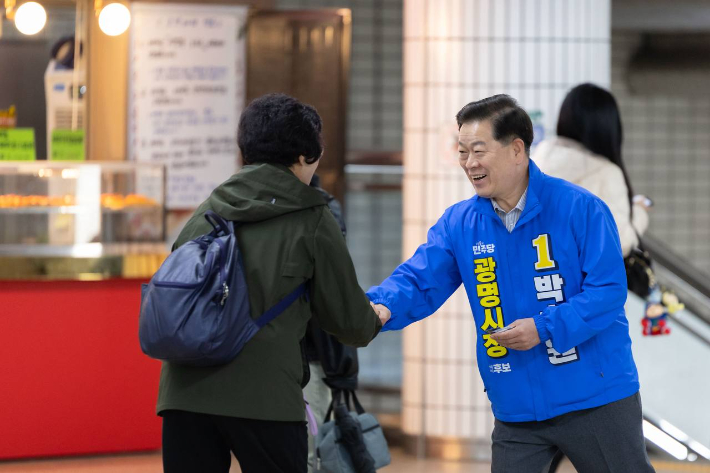 박승원 예비후보가 시민과 인사를 나누고 있다. 캠프 제공