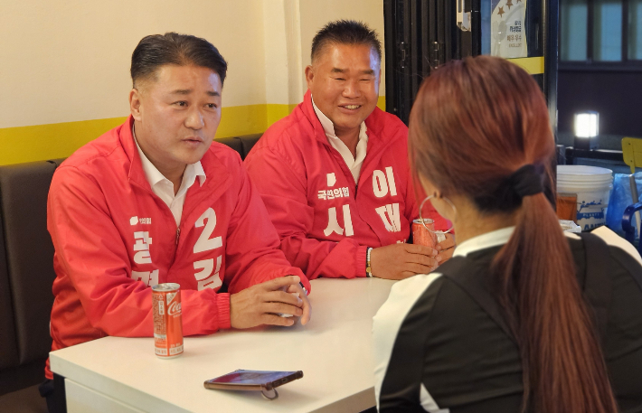 김정호 예비후보가 시민과 대화하고 있다. 캠프 제공