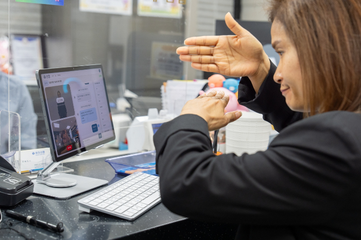 청각장애인 고객이 점진신협 창구에서 '손소리온' 서비스를 이용하고 있다. 신협재단 제공