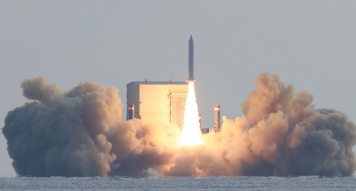 제주 서귀포시 예래동 앞바다에서 군 주도로 고체연료우주발사체 3차 시험발사가 진행되고 있다. 연합뉴스