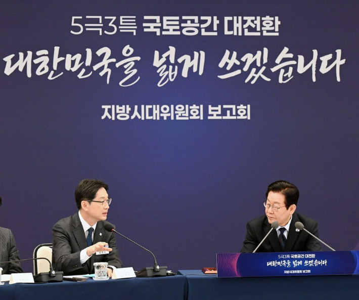 당시 지방시대위원장이었던 김경수 경남지사 후보와 이재명 대통령(오른쪽). 청와대 제공 