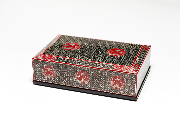 '제29회 대한민국 옻칠 목공예대전'에서 남진우 작가의 '나전 흉배 국화문 의복함'이 첫 대통령상 수상작으로 선정됐다. 남원시 제공