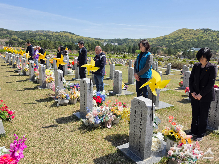 세월호 참사 12주기 대전준비위원회 관계자 등이 순직자 묘역 앞에서 묵념하고 있다. 박우경 기자