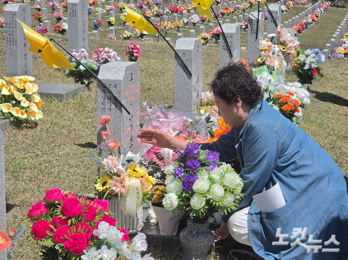 세월호 참사에서 순직한 고(故)김초원 씨의 어머니가 대전 현충원에 안치된 딸의 묘역을 쓰다듬고 있다.  박우경 기자