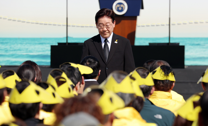 이재명 대통령이 16일 경기도 안산 화랑유원지에서 열린 세월호 참사 12주기 기억식에서 추도사 후 자리로 돌아가고 있다. 연합뉴스