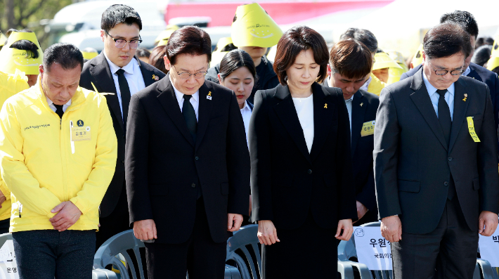 이재명 대통령과 김혜경 여사가 16일 경기도 안산 화랑유원지에서 열린 세월호 참사 12주기 기억식에서 묵념하고 있다. 연합뉴스